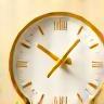Icon for learning at own pace: a clock with flexible hands or a pause/play symbol